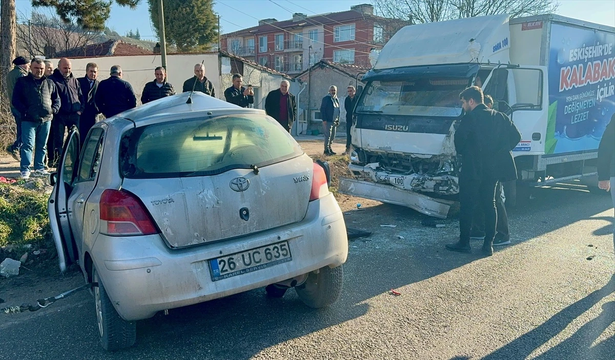 Eskişehir\'de otomobil ile kamyon çarpışması: 3 yaralı