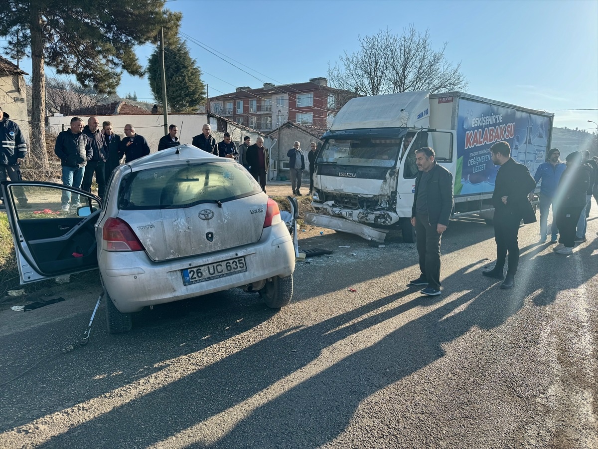 Eskişehir\'de Otomobil-Kamyon Çarpışması: 2 Ölü, 1 Yaralı