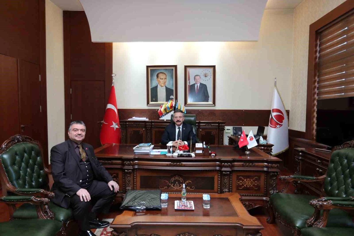 Eskişehir Türbeleri Bakım Onarım ve Geliştirme Derneği Başkanı Vali Aksoy\'u ziyaret etti