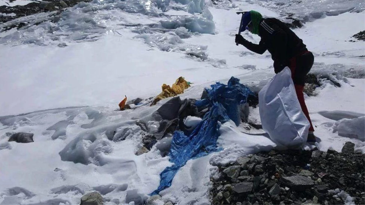 Everest Dağı\'na tırmananlar artık dışkılarını temizlemek zorunda