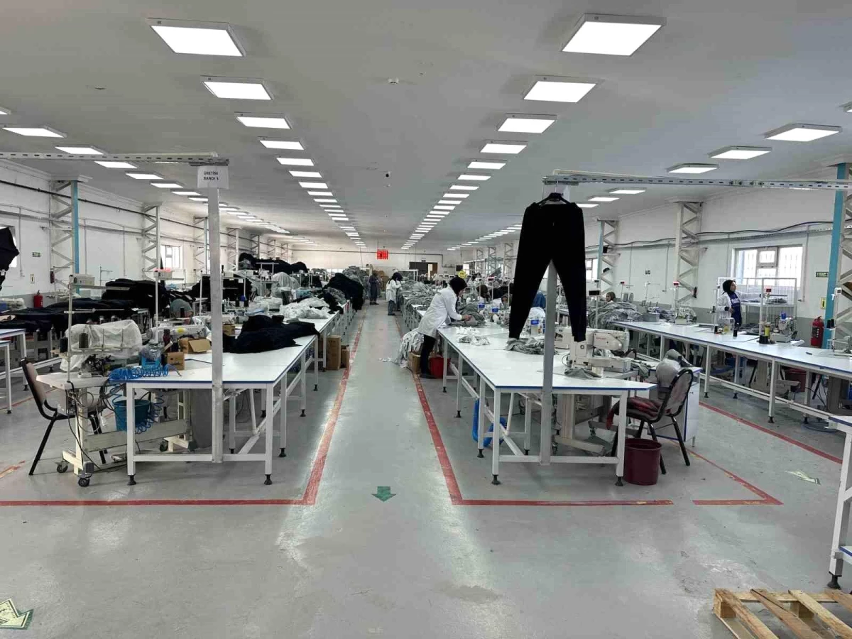 Ardahan\'ın Göle ilçesinde açılan tekstil atölyesinde istihdam artıyor