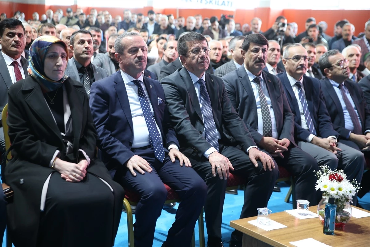 AK Parti Genel Başkan Yardımcısı Nihat Zeybekci, Hakkari\'de aday tanıtım toplantısında konuştu