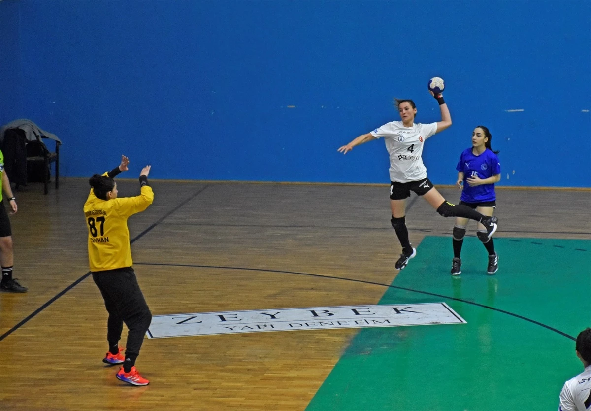 HDI Sigorta Kadınlar Türkiye Kupası\'nda Armada Praxis Yalıkavakspor, Üsküdar Belediyespor\'u 38-32 yenerek çeyrek finale yükseldi