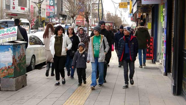 4 günlük tatili fırsat bilen İranlı turistler Van'a akın etti 4 günlük tatili fırsat bilen İranlı turistler Van'a akın etti