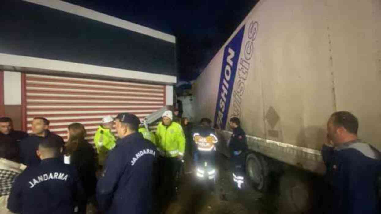 İzmir'de TIR işçi servisine çarptı: 3 ölü, 11 yaralı İzmir'de TIR işçi servisine çarptı: 3 ölü, 11 yaralı