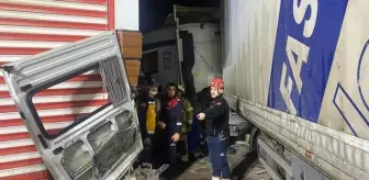 TIR, işçi servisine çarptı: 3 ölü, 11 yaralı
