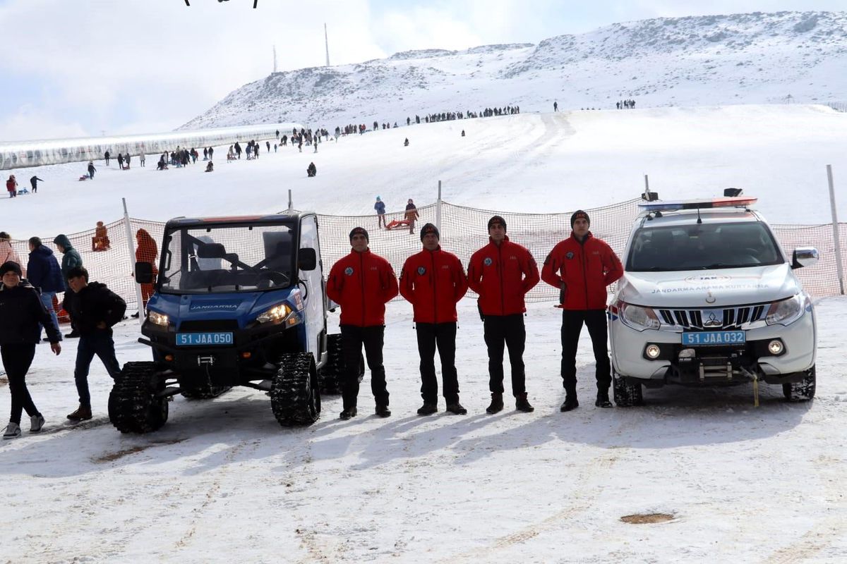 Niğde İl Jandarma Komutanlığı Ketençimen Kayak Merkezi\'nde Arama Kurtarma Tatbikatı Gerçekleştirdi