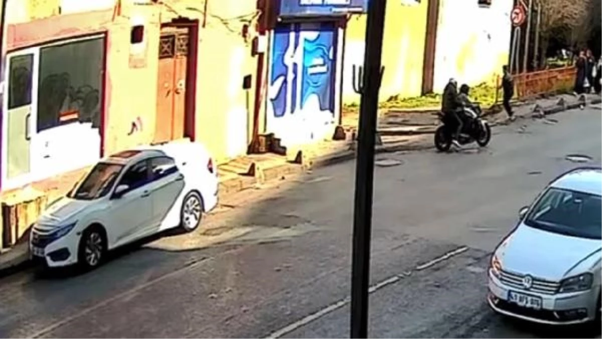 Kağıthane\'de motosikletli saldırganlar tekel bayi önüne patlayıcı attı