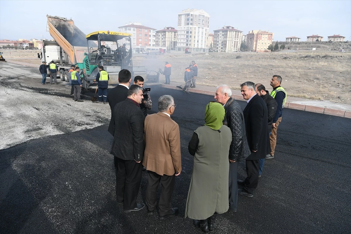 Büyükşehir Belediye Başkanı Memduh Büyükkılıç, TOKİ Demokrasi Mahallesi\'nde asfaltlama çalışmalarını denetledi