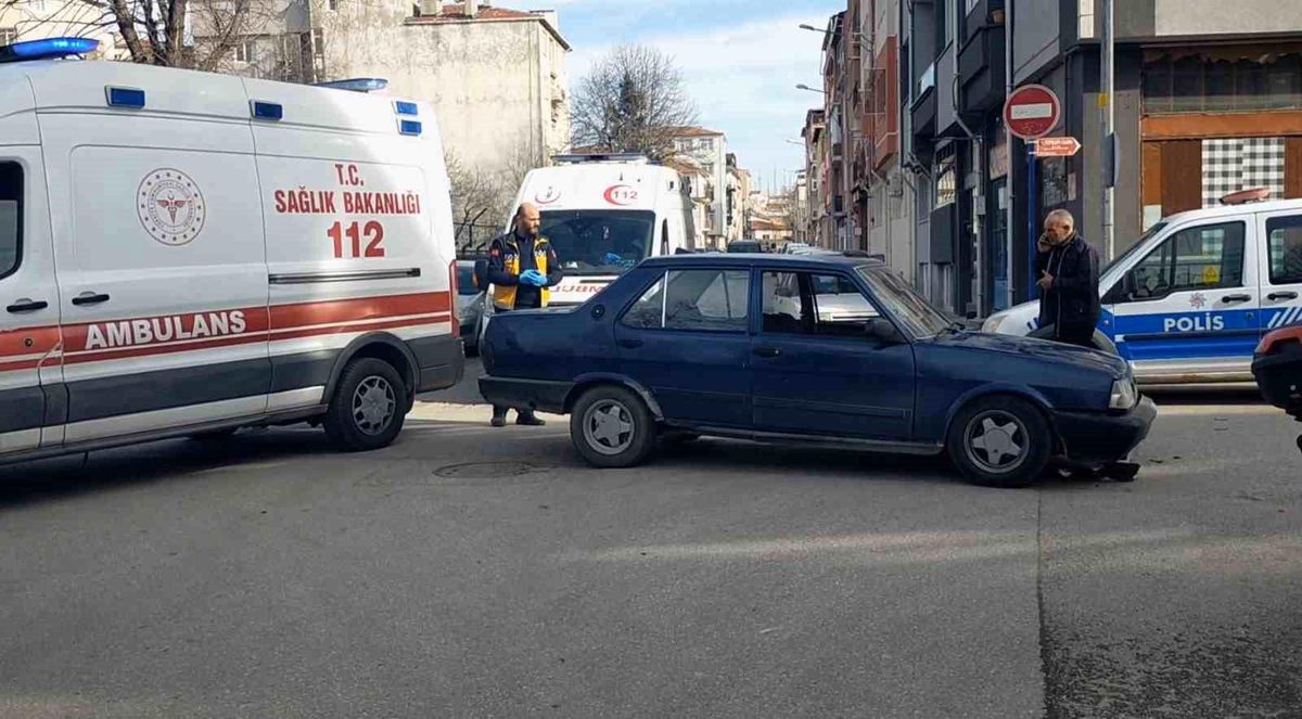Edirne\'de Ters Yönden Gelen Otomobille Çarpışan Motosiklet Sürücüsü Olay Yerinde Arkadaşını Bırakıp Kaçtı