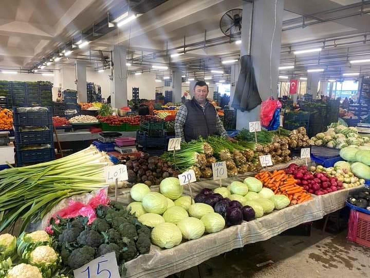 Sarıgöl\'de Doğal Ortamda Yetiştirilen Sebzeler Pazaryerinde Satılıyor