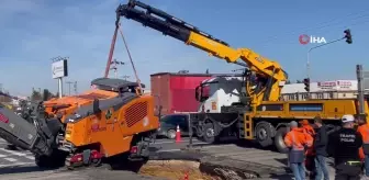 KGM'nin iş makinesi düzeltmeye çalıştığı çukuru obruğa çevirdi