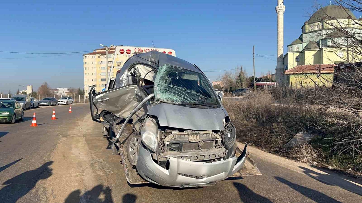 Eskişehir\'de Otomobil ile Kamyon Çarpıştı: 2\'si Ağır 3 Yaralı