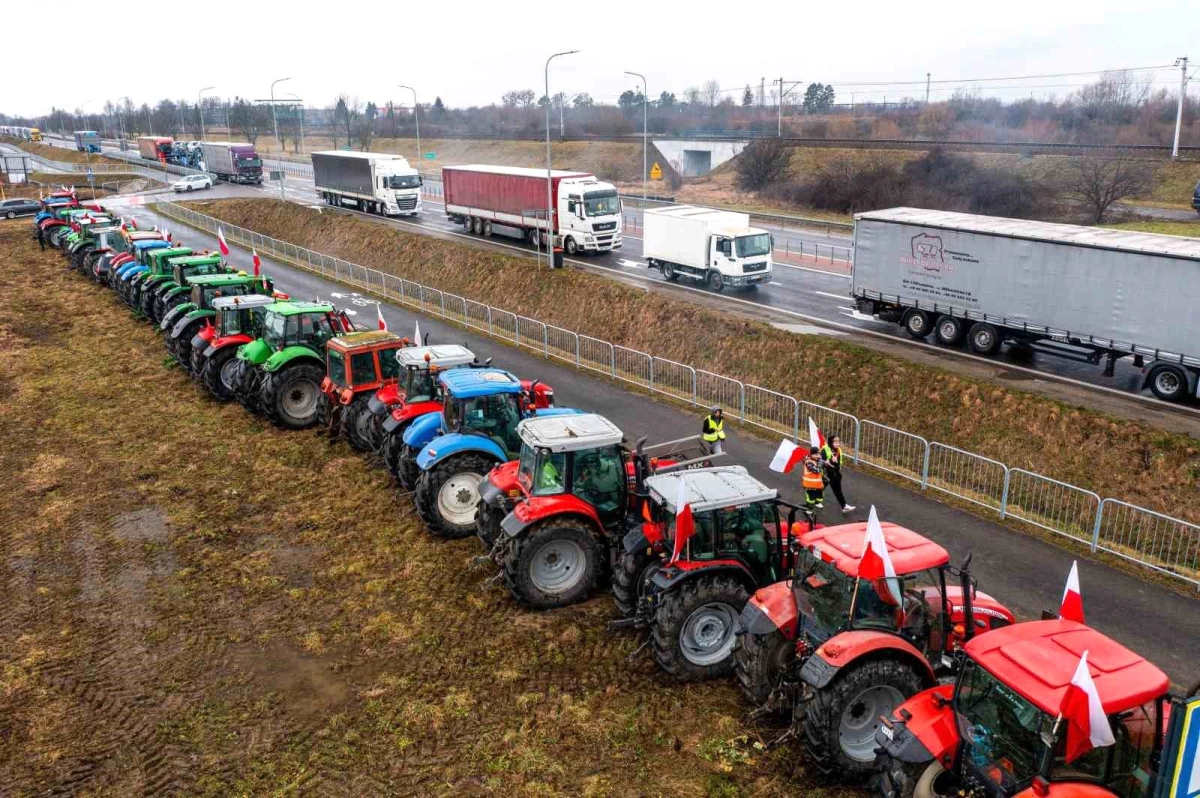Macaristan ve Polonya\'da Çiftçiler Ukrayna İthalatını Protesto Etti