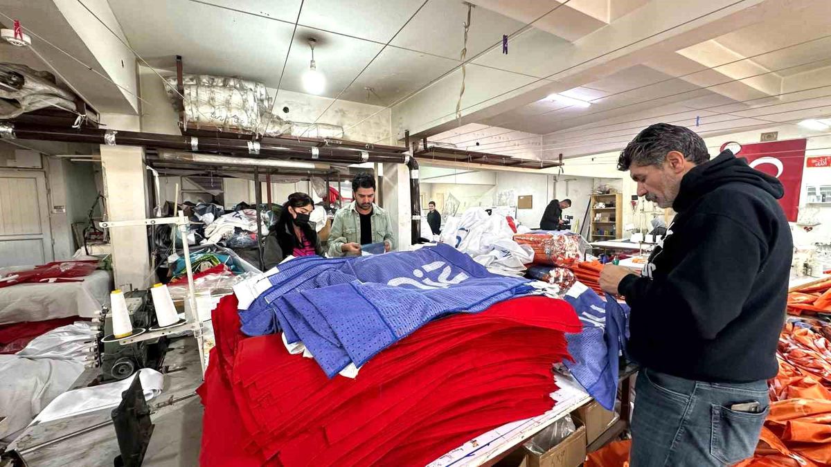 Yerel Seçimlere 52 Gün Kala Matbaa ve Bayrak İmalatçıları Yoğun Mesai Harcıyor