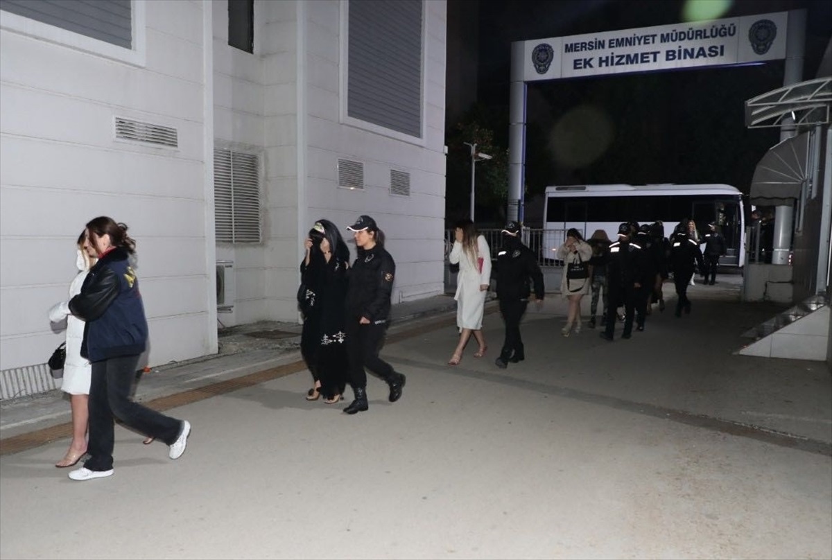 Mersin\'de tehdit ve şantaj iddiasıyla gözaltına alınan 4 kişi tutuklandı