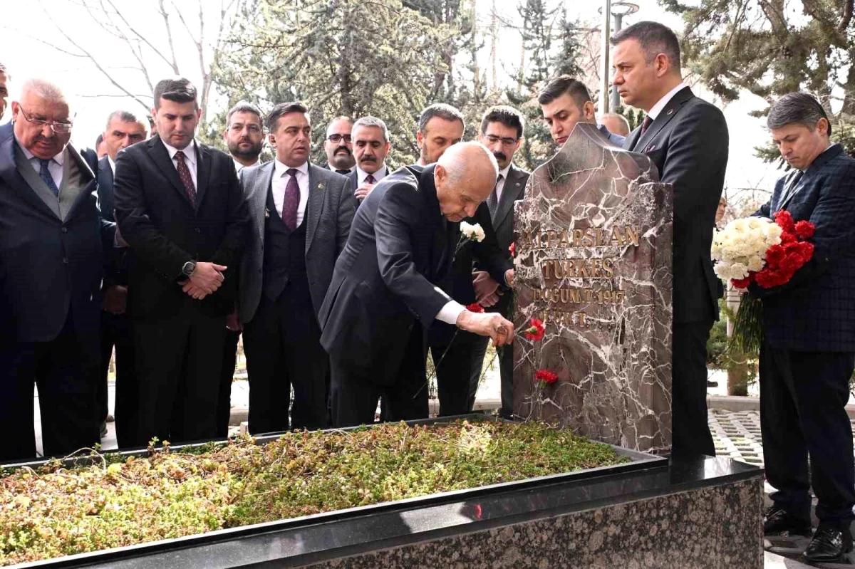MHP Genel Başkanı Devlet Bahçeli, Alparslan Türkeş\'in kabrini ziyaret etti