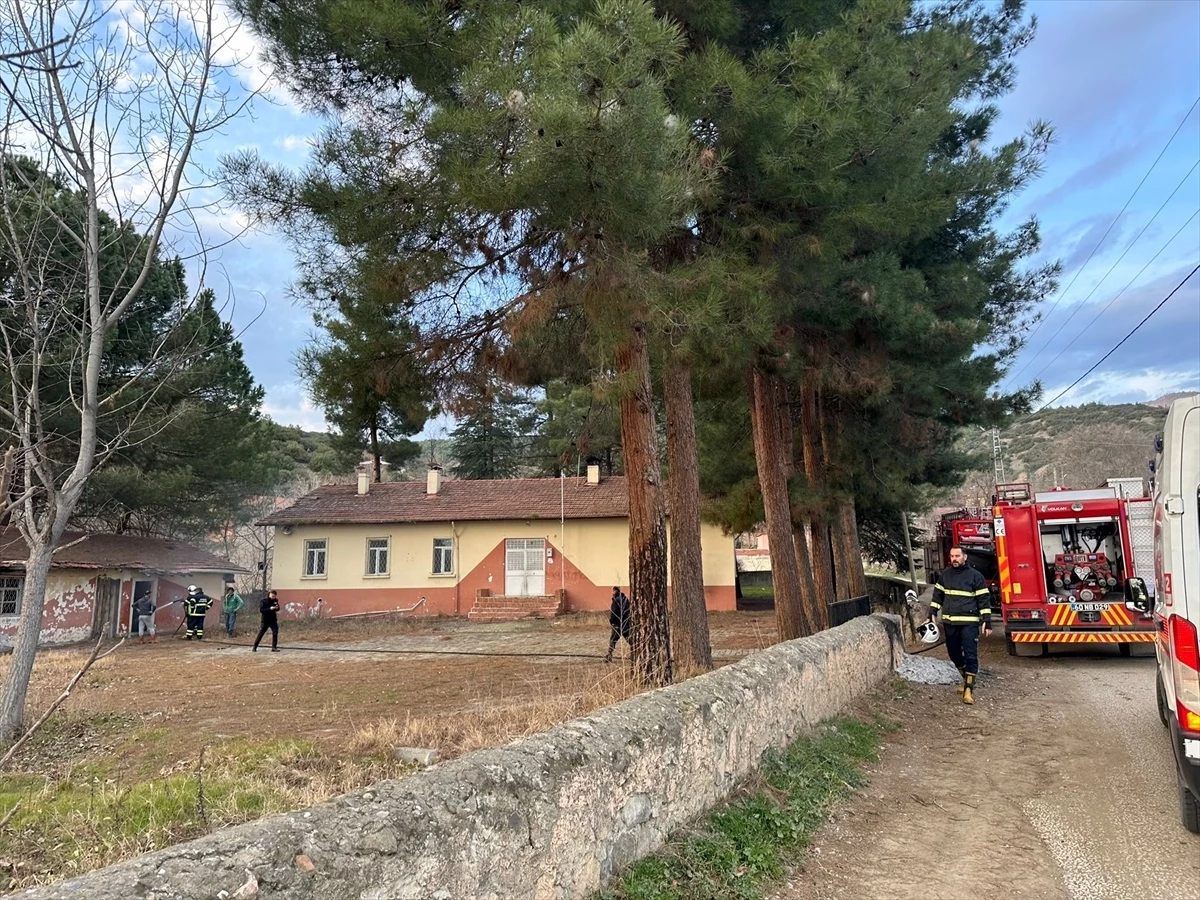 Tokat\'ın Niksar ilçesinde kullanılmayan köy okulunda yangın çıktı