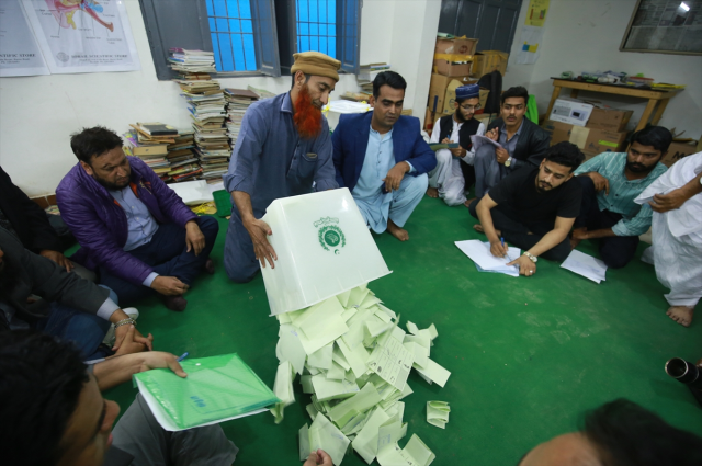 Pakistan seçimlerinde son durum! Oy verme işlemi saat 17.00'da bitti