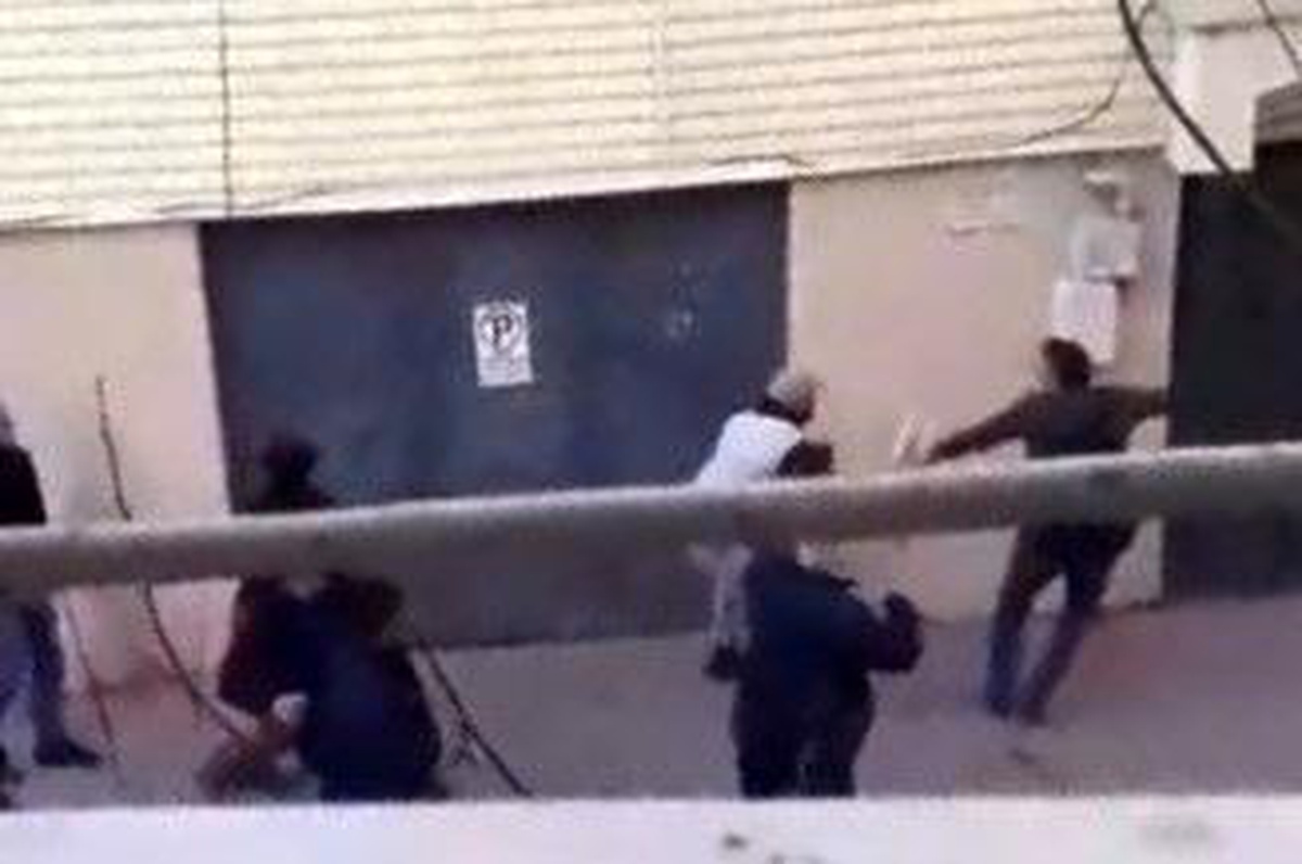 Eskişehir\'de pazarcı esnafı ile vatandaş arasında çıkan kavga cep telefonu kamerasıyla kaydedildi