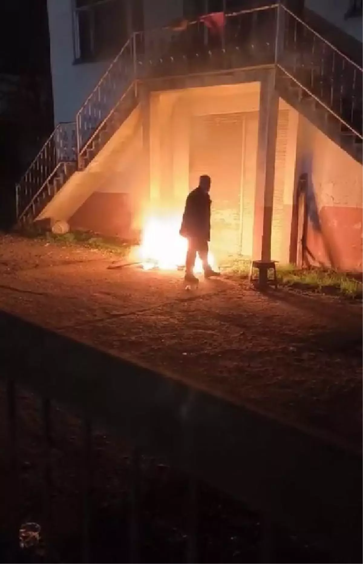 Polis, yanma tehlikesi olan Türk bayrağını güvenli yere aldı