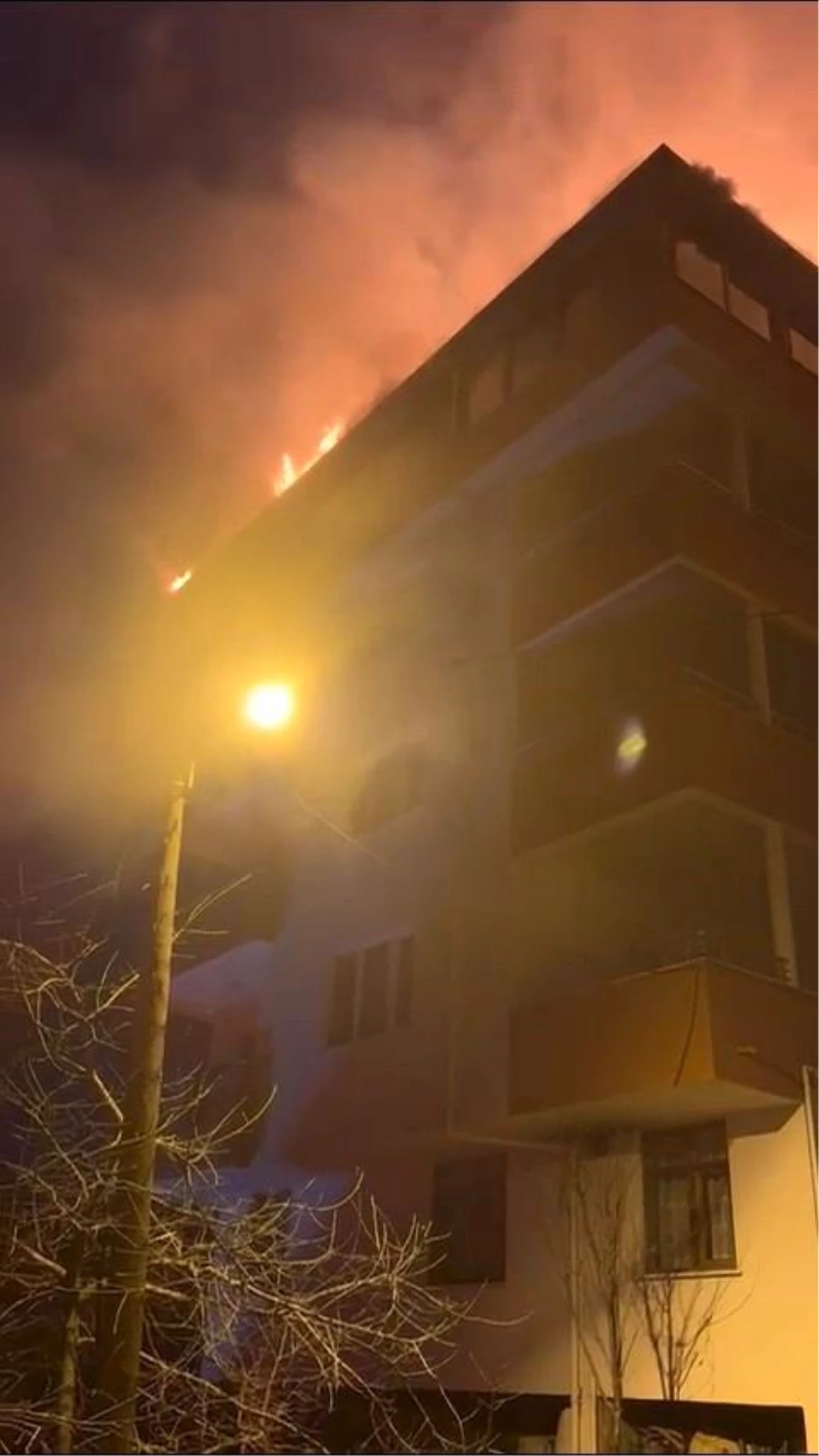 Rize Ardeşen\'de bir binanın çatı katında çıkan yangın söndürüldü