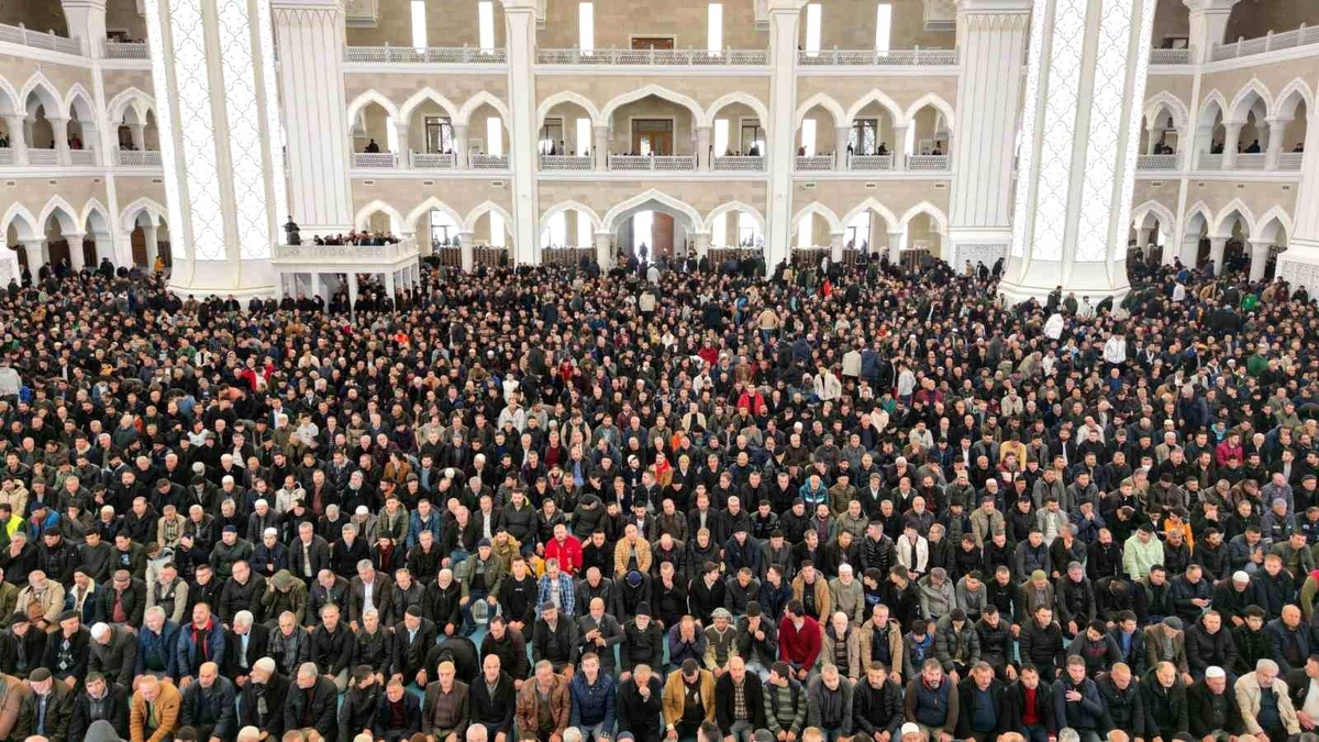 Şahinbey Millet Cami ve Külliyesi\'nde İlk Cuma Namazı Kılındı