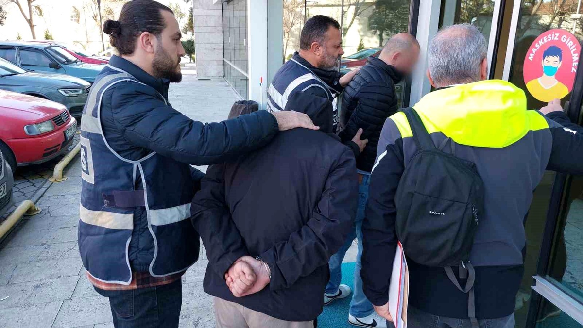 Samsun\'da sokak ortasında bir kişiyi bıçakla ağır yaralayan 2 şüpheli yakalandı