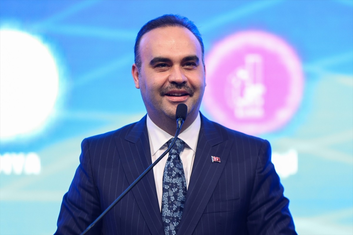 Türkiye\'nin ilk astronotu Alper Gezeravcı Dünya\'ya döndü