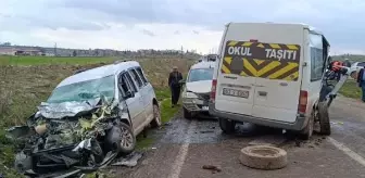 Şanlıurfa'da Minibüs, Otomobil ve Hafif Ticari Araç Karıştığı Kazada 6 Kişi Yaralandı