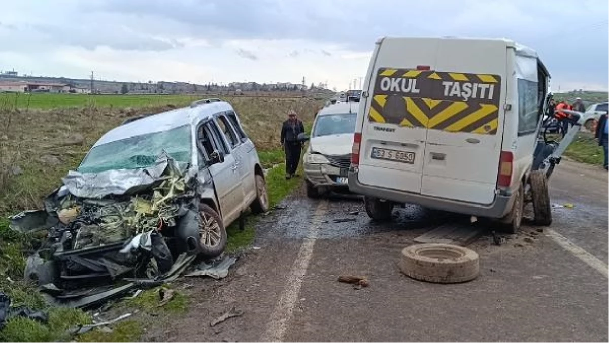 Şanlıurfa\'da Minibüs, Otomobil ve Hafif Ticari Araç Karıştığı Kazada 6 Kişi Yaralandı