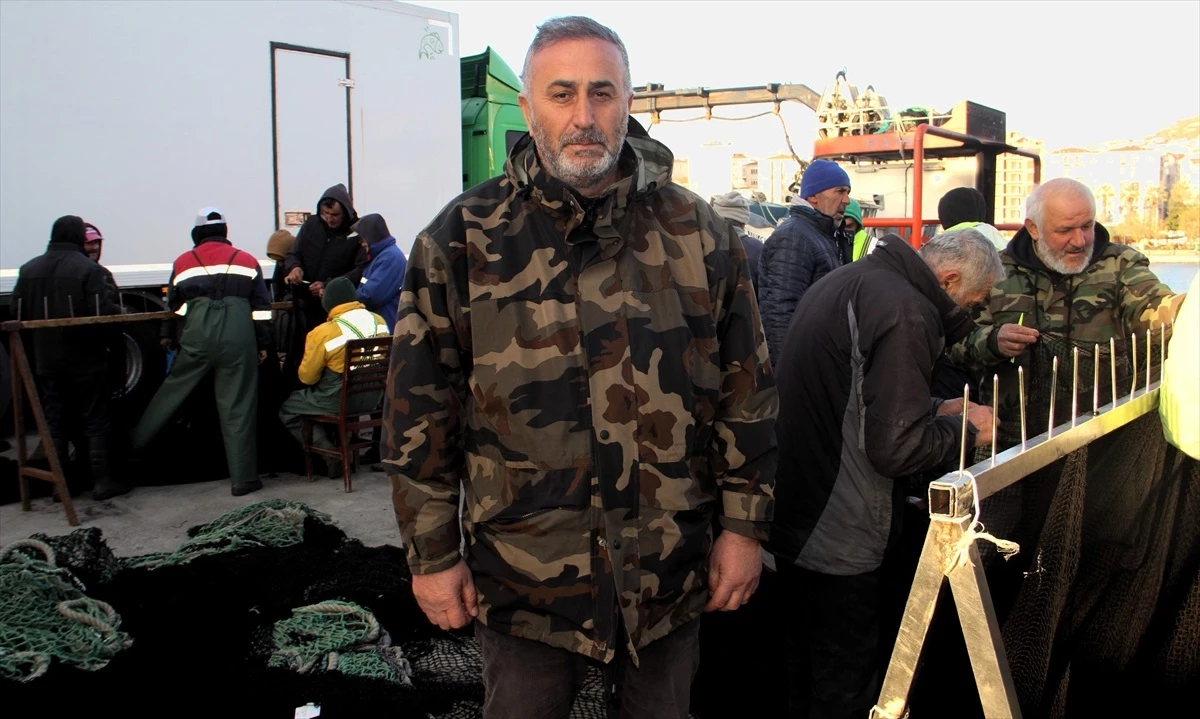 Sinop\'ta Balıkçılar Aynı Saatte Denize Açılıp Limana Dönüyor