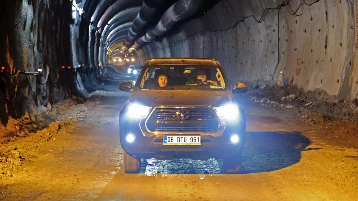 Şırnak Valisi Cevdet Atay, Şırnak-Van kara yolu tünel inşaatını inceledi