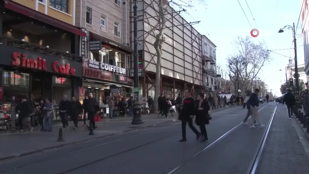 Sultanahmet\'te tramvay yayaya çarptı: O anlar kamerada