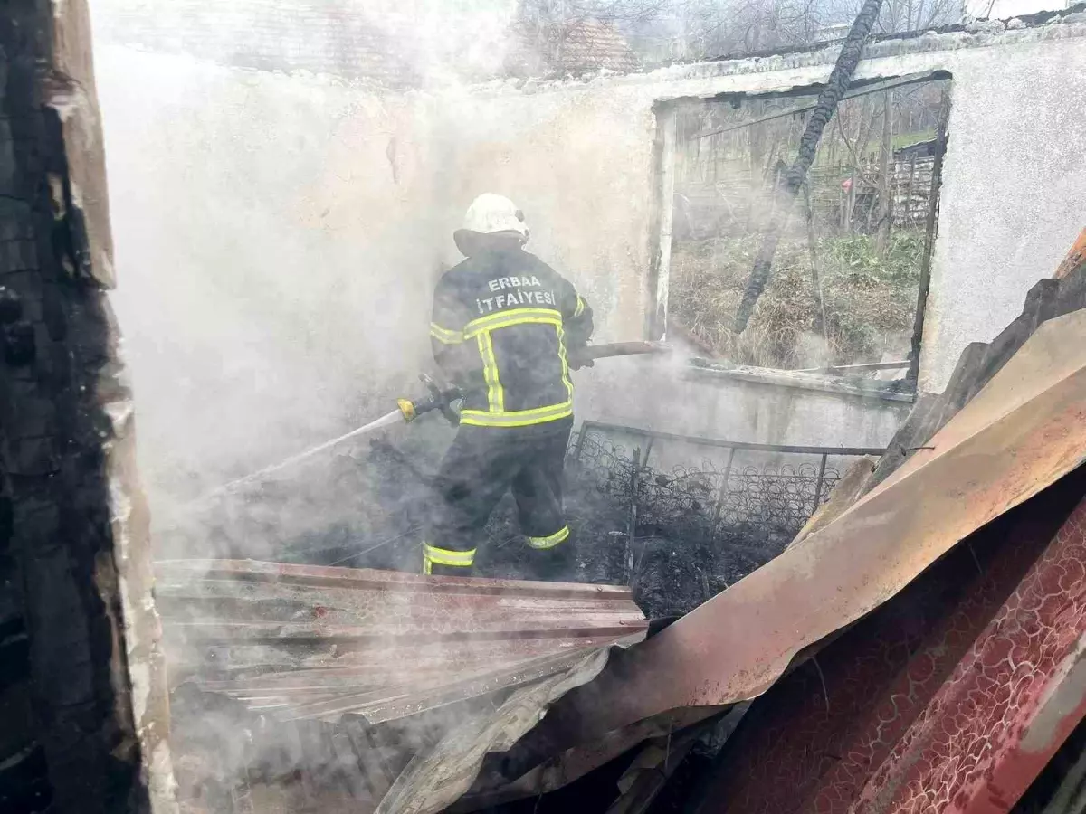 Tokat\'ın Erbaa ilçesinde çıkan yangında ev kullanılamaz hale geldi