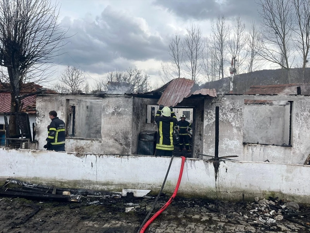 Tokat\'ın Erbaa ilçesinde tek katlı evde çıkan yangın söndürüldü