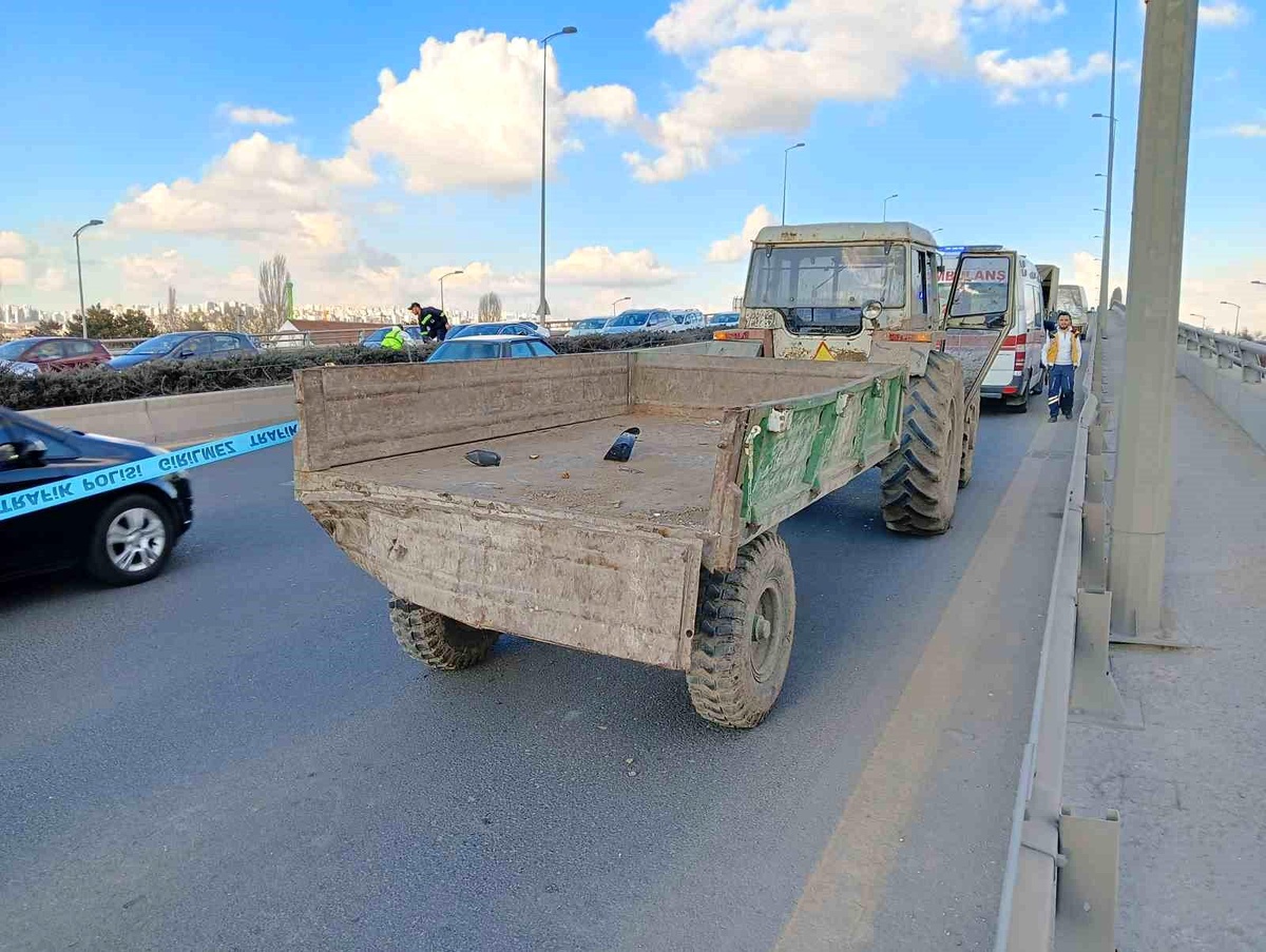 Ankara\'da Motosiklet Sürücüsü Traktöre Arkadan Çarptı, Hayatını Kaybetti
