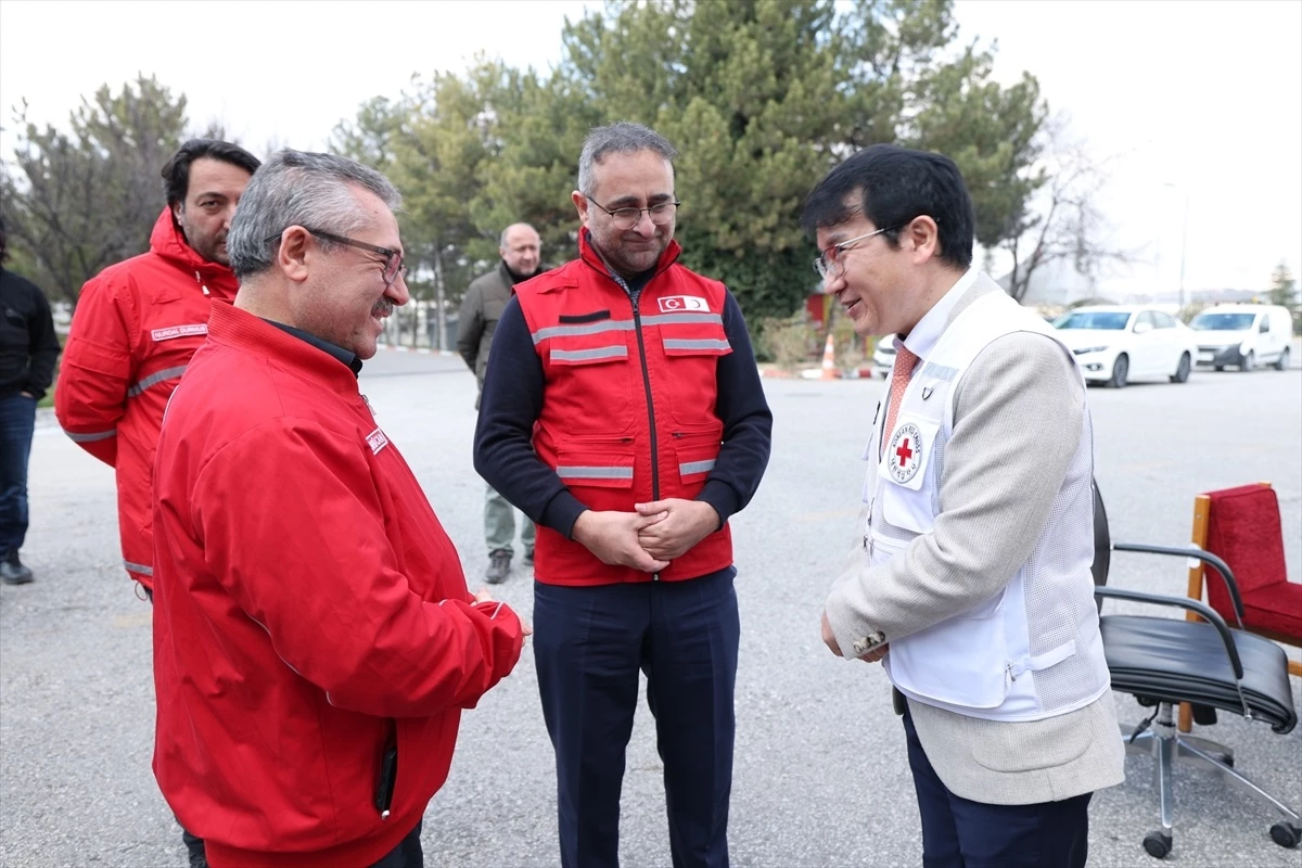 Kore Kızılhaçı, Kahramanmaraş depremi sonrası Türk Kızılayına 43 acil durum aracı bağışladı