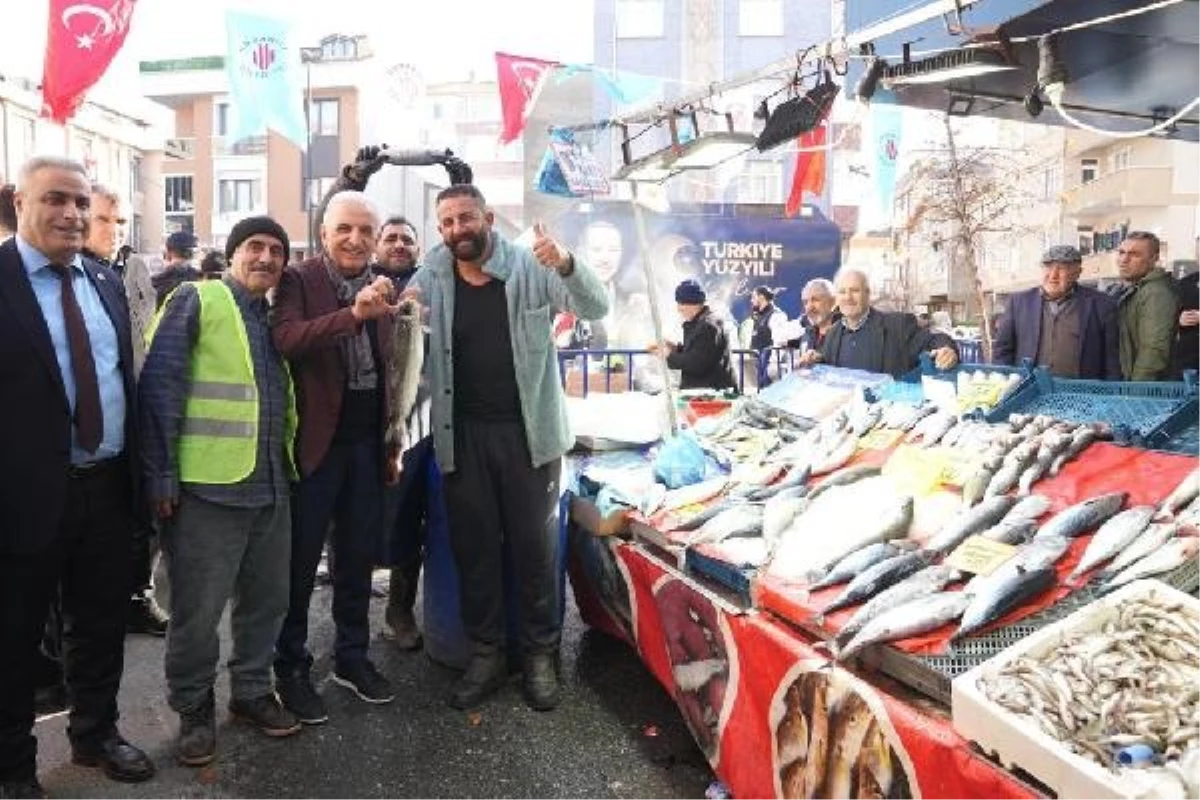 Ümraniye Belediyesi, Semt Pazarında 2 Bin Kişiye Balık Ekmek Dağıttı