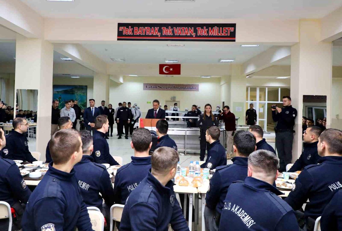 Bitlis Valisi Erol Karaömeroğlu, polis adaylarıyla akşam yemeğinde buluştu