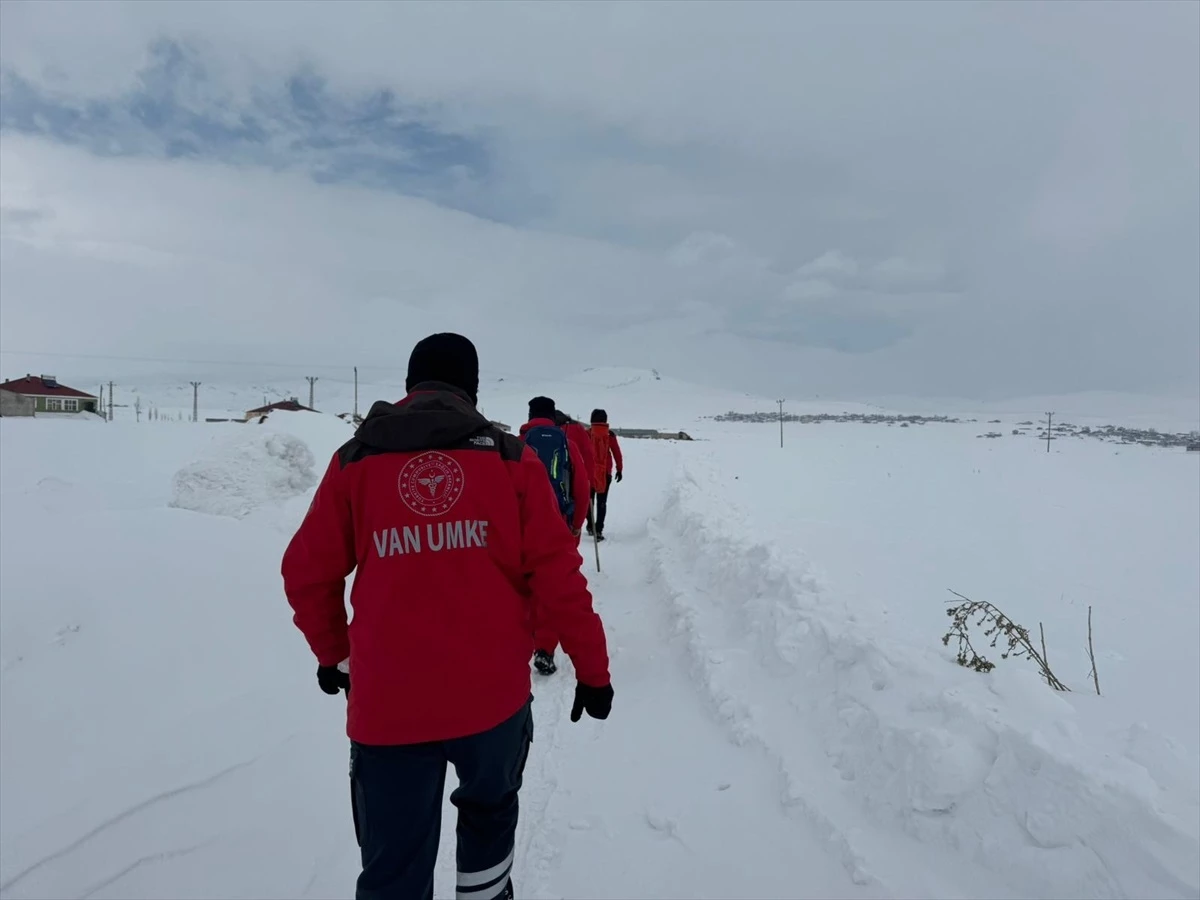 Karla Kaplı Mahallede Hamile Kadın Hastaneye Yürüyerek Ulaştırıldı