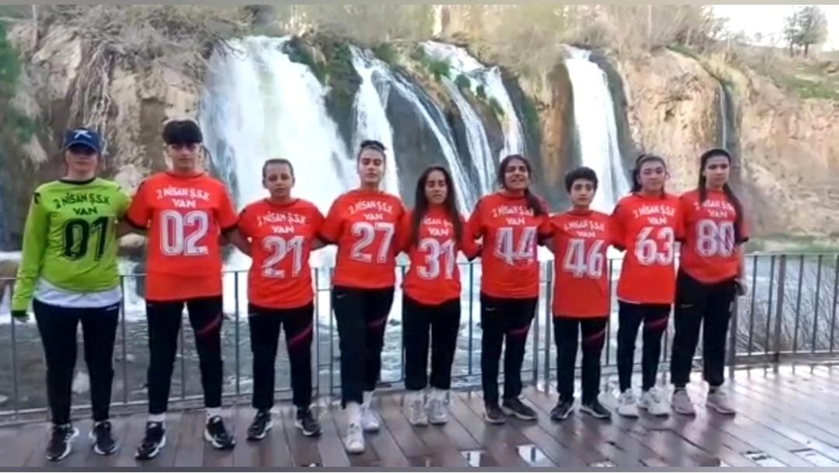 Vanlı kadın futbolcular depremzedelere selam gönderdi