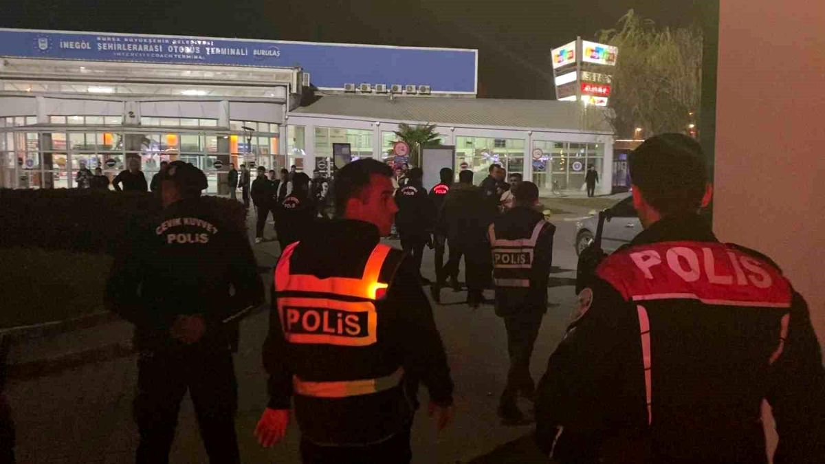 İnegöl\'de Asker Konvoyu Çılgınlığı: Polis Ekiplerine Saldırı