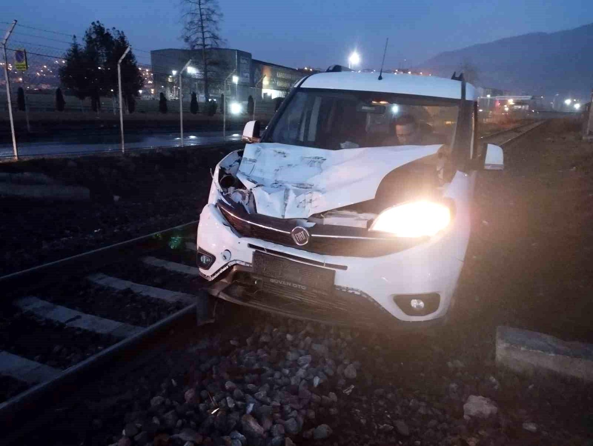 Karabük\'te Yük Treni Kamyonete Çarptı