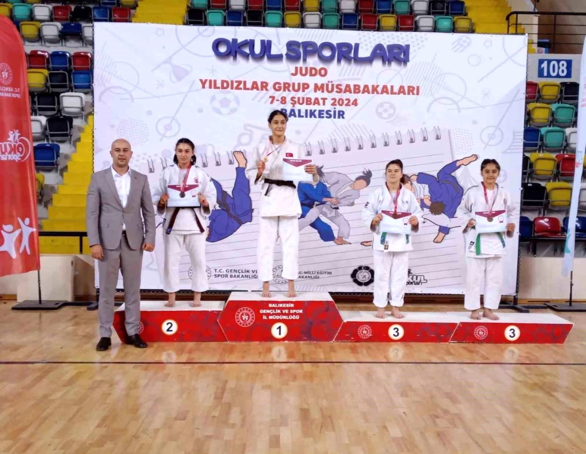 Yunusemre Belediyespor judocuları Okul Sporları Yıldızlar Judo Grup Müsabakaları\'nda madalya kazandı