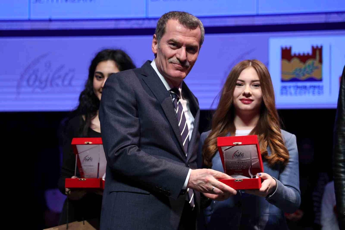 Zeytinburnu Belediyesi 9. Öykü Yarışması\'nda dereceye giren katılımcılara ödülleri verildi