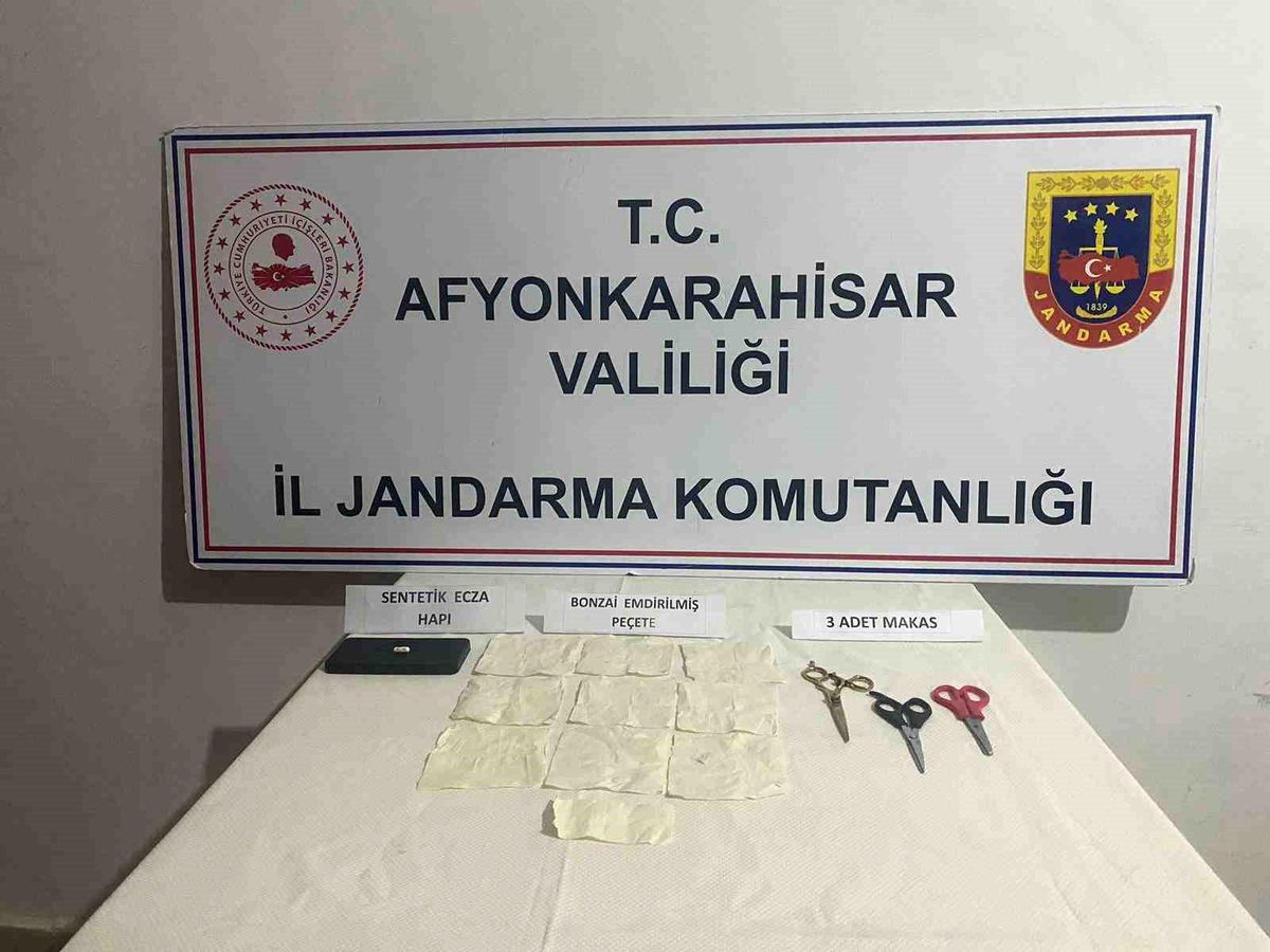 Afyonkarahisar\'da 3 Bin 800 İçimlik Peçeteye Emdirilmiş Bonzai Ele Geçirildi