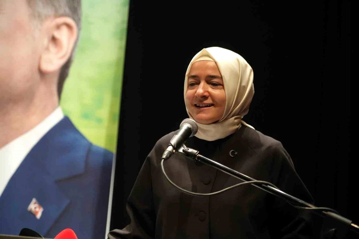AK Parti Genel Başkan Yardımcısı Fatma Betül Sayan Kaya, CHP\'ye Yüklenerek Muhalefetin İktidar Olabilmesini Eleştirdi