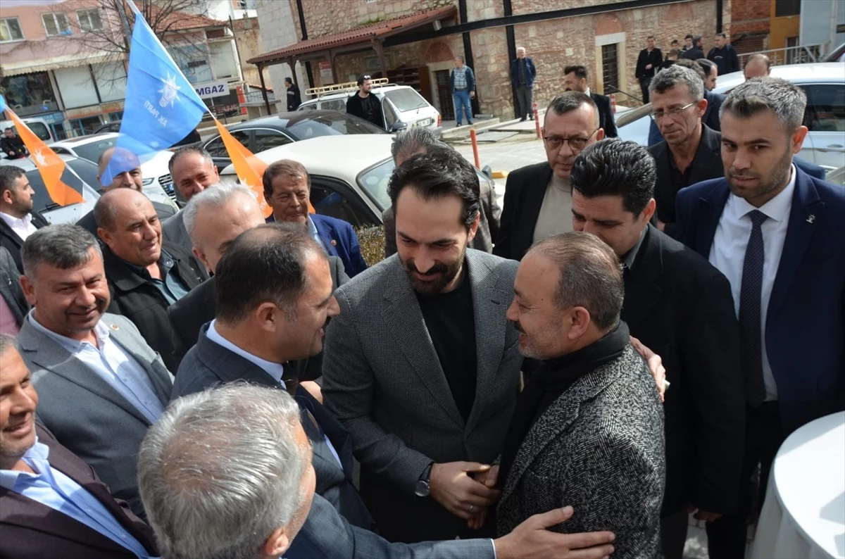 AK Parti Milletvekili Ahmet Mücahit Arınç, Demirci Belediye Başkan adayı Erkan Kara\'nın seçim bürosunun açılışına katıldı