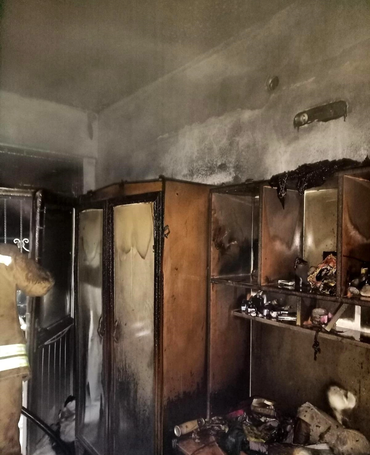 Antakya\'da bir evde çıkan yangın itfaiye ekipleri tarafından söndürüldü